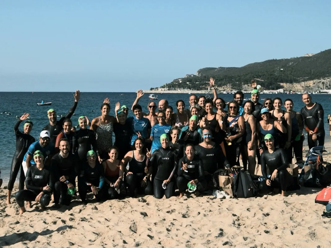 A equipa do clube na praia, de fato e touca