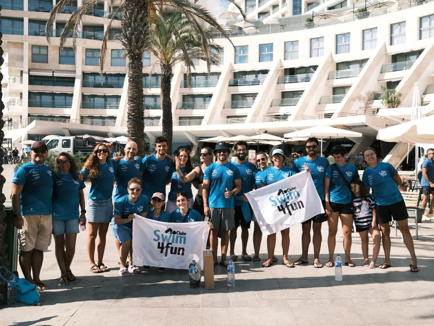 A equipa do clube com as bandeiras Swim4fun